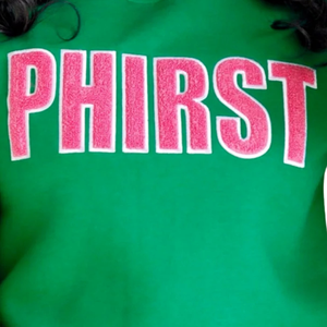 เสื้อสเวตเชิ้ตสีเขียว PHIRST สำหรับผู้หญิง แขนยาว คอกลม ผ้าฟลีซ สวมใส่สบาย ปักตัวอักษรสีชมพู แฟชั่นทันสมัย - Product Image 2