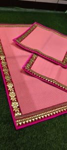 Juego de Manteles Decorativos Rosados Hechos a Mano con Elegante Borde de Encaje Dorado, Camino de Mesa Festivo y Manteles Coordinados para Pooja - Product Image 3