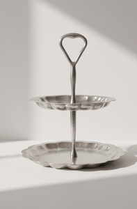 Soporte de Pastel de 2 Niveles de Metal Plateado Premium con Base de Pedestal y Asa en Forma de Corazón, Base Decorada con Diseño Martillado para Exhibición de Pasteles y Cupcakes - Product Image 5