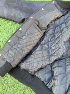 เสื้อแจ็คเก็ต Letterman สำหรับผู้ชาย แบบ Varsity ออกแบบโลโก้ได้ตามต้องการ ผลิตจากโพลีเอสเตอร์และผ้าฝ้าย พิมพ์ลายแบบ Sublimated Discharge บุด้วยผ้าฟลีซ เหมาะสำหรับกีฬาฤดูหนาว - Product Image 6
