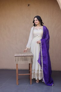 Robe longue Anarkali de style indien traditionnel avec broderie, dupatta de créateur, Anarkali prêt-à-porter - Product Image 5