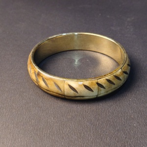 Brazalete de Hueso Natural con Motivo de Hoja Grabado a Mano – Joyería Botánica Vintage Tallada – Brazalete Orgánico Sostenible con Forro de Latón - Product Image 3