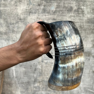 Mug à café en corne de buffle poli, fait main, écologique, avec base en bois, pour boissons chaudes/froides, grande capacité - Product Image 1