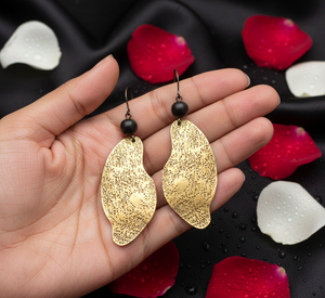 ต่างหูทองเหลืองรูปใบไม้โค้งมน งานแฮนด์เมด ผิวสัมผัสสีทอง ประดับลูกปัดสีดำ ทนทานต่อการเปลี่ยนสี ดีไซน์ทันสมัย เหมาะสำหรับงานปาร์ตี้ของผู้หญิง - Product Image 3