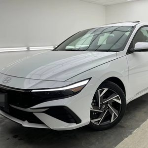 Équipements de luxe pour Elantra SEL : Navigation, sièges en cuir, phares à LED, transmission automatique, toit ouvrant, caméra 360° arrière - Product Image 1