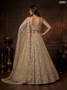 Lehenga Choli de Boda Dorado con Motivos de Cuentas Hechos a Mano, Mangas Tipo Tank, Dupatta de Diseñador, Tela No Tejida, Encaje en Cuatro Lados y Butti Completo - Product Image 3