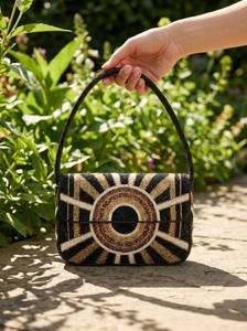 Sac à main brodé contemporain avec perles, fourre-tout à bandoulière classique orné de fleurs, sac de mode élégant et décoratif pour femme - Product Image 5