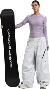 Ensemble décontracté pour homme : T-shirt gris oversize à col rond, pantalon blanc ample et chaussures jaunes - Product Image 2