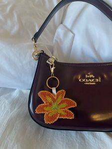 Porte-clés artisanal brodé écologique classique perlé de luxe pour femme, cadeau avec forme personnalisée - Product Image 4