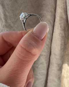 Bague de fiançailles en or 14K avec diamant de laboratoire taille coussin 1,5 carat, pavé halo et accent brillant rond, bandes délicates, vente en gros B2B - Product Image 4