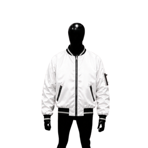 Chaqueta universitaria de satén blanco premium para hombre y mujer, chaqueta bomber brillante personalizada al por mayor con cuello y puños acanalados con rayas negras. - Product Image 1