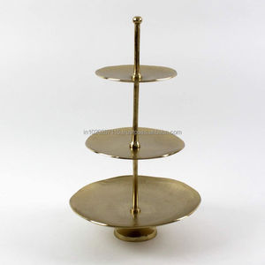 Soporte de metal para pasteles de hierro hecho para pasteles altos que necesitan equilibrio mientras se sirven en ocasiones festivas abarrotadas - Product Image 5