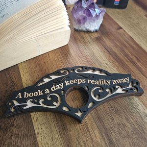 Porte-page de livre en bois fait main gravé avec une citation « Un livre par jour éloigne la réalité » – Accessoire de lecture décoratif - Product Image 3