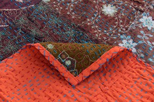 Colcha Kantha roja Khambadiya con patchwork, colcha Kantha vintage bordada a mano de algodón, tamaño Queen. - Product Image 4