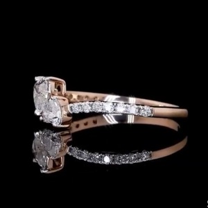 แหวนหมั้นทองคำโรสโกลด์ 14K น้ำหนัก 3-4 กรัม ประดับเพชรทรงแฟนซีสี E รูปหัวใจ เพชรเลี้ยงในห้องปฏิบัติการสุดหรู รับรองโดย IGI ประดับเพชรทรงเรเดียนท์คัทตรงกลางแบบคลัสเตอร์ - Product Image 2