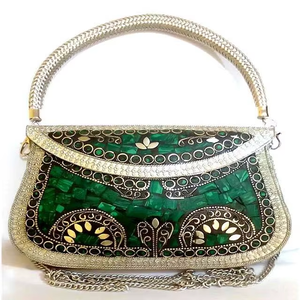 Pochette de luxe étanche en métal doré de style bohème classique avec fermeture ouverte, sac messager pour occasions spéciales - Product Image 5