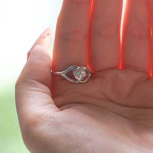Anillo de Moissanita de 1 Quilate con Corte Corazón y Diseño de Labios, con Plata Fina 925, para Regalo de Aniversario o Promesa para Mujer/Esposa - Product Image 3