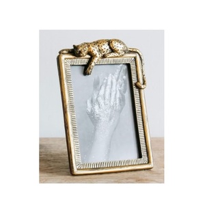 Cadre photo en aluminium de style classique conçu pour compléter les thèmes d'intérieur traditionnels et modernes - Product Image 1