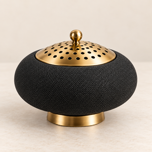 Brûleur à Bakhoor élégant bleu marine et doré, conçu pour apporter une sophistication et un style de parfum traditionnel au décor moderne. - Product Image 4