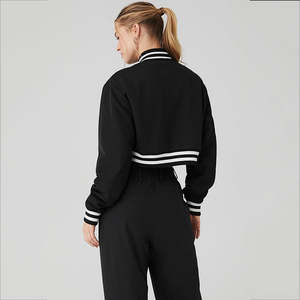 Veste de sport pour femmes, de haute qualité, personnalisée, courte, boutonnée, conçue avec un tissu confortable et des manches en cuir - Product Image 2