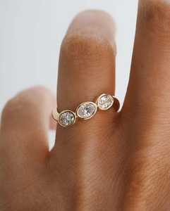 แหวนเพชรทรงรีสามเม็ด ดีไซน์หรูหราสำหรับผู้หญิง ทองคำแท้ 14k แหวนหมั้นสุดหรู สำหรับเป็นของขวัญแทนคำมั่นสัญญา - Product Image 1