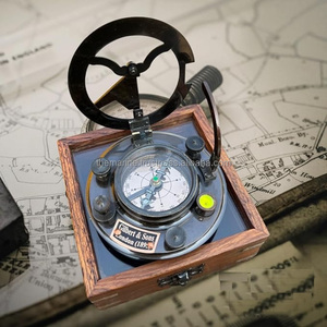 Boussole en laiton antique personnalisée Sdial nautique gravé cadeau vintage dans une boîte en bois poche transportant pour le camping randonnée voyage - Product Image 4