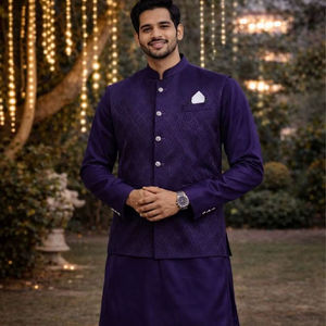 Conjunto de Kurta y Pijama de Diseño para Hombre con Chaqueta Jacquard y Kurta de Seda Satinada - Product Image 1