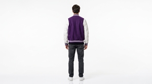 Veste universitaire pour homme de couleur violette avec manches blanches, logo brodé, fermeture à boutons sur le devant, style preppy, vêtement d'extérieur pour l'automne - Product Image 4