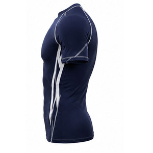 Camiseta de compresión de secado rápido diseñada para regular la temperatura corporal, reducir la fricción y brindar comodidad. - Product Image 4