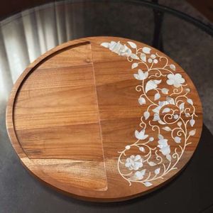 Plateau de service rond en bois décoratif avec incrustation florale en nacre, design traditionnel chinois fait main - Product Image 1