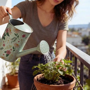 Regadera con estampado floral para el cuidado de plantas de interior y exterior, y jardín/balcón. Jarra de riego hecha a mano en India. - Product Image 4