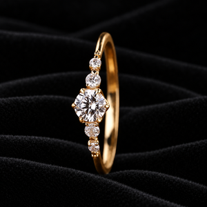 Anillo de Compromiso y Boda de Lujo para Mujer, Plata de Ley S925 Premium, Cinco Piedras de Moissanita, Corte Brillante Redondo, Certificado IGI - Product Image 5