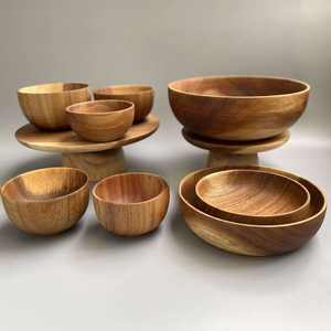 Planche de service ronde en bois naturel personnalisée et écologique avec poignée pour la vente en gros – Idéale pour le pain, les fruits et les légumes - Product Image 2