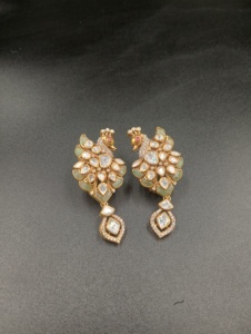 Boucles d'oreilles pendantes tendance en forme de fleur plaquées or 24 carats de luxe avec serti clos pour femme, bijoux de mariage - Product Image 2
