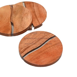 Sous-verres en résine époxy et grain de bois Ensemble durable fait à la main Cadeau unique ou décoratif 4 pièces pour napperons de table et de café - Product Image 1