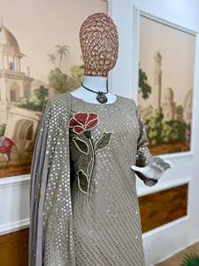 Elegante Conjunto de Kurti, Pantalón y Dupatta de Georgette Sintético con Bordado de Lentejuelas de Sarga, Diseñado para Ocasiones Festivas, Estilo Bollywood - Product Image 4