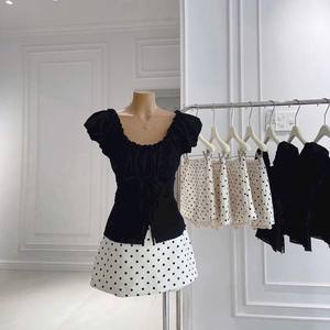 Ensemble 2 pièces chic pour femme : chemise noire à volants et jupe trapèze à pois - Fournisseur OEM - Product Image 1