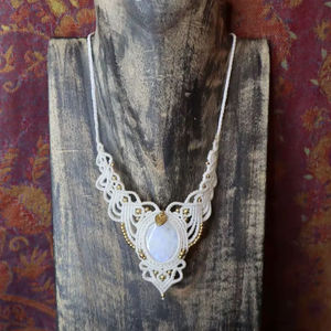 Collar de Macramé Clásico Hecho a Mano con Cadena de Bambú, Color Blanco, Estilo Budista, con Cuentas Doradas de Brillo Lácteo, Certificado IGI, Venta al Por Mayor - Product Image 1