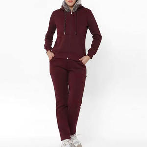 Ensemble de survêtement pour femme à manches longues, couleur unie, décontracté, avec poches latérales, matière polyester respirante, haut à capuche rouge - Product Image 1