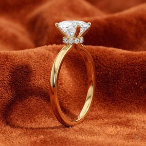 แหวนเพชรโมอิสซาไนต์ทรงรีชุบทอง 18K สำหรับผู้หญิง สัญชาติอเมริกัน - Product Image 2