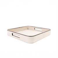 Organiseur de bureau rectangulaire unique en cuir beige avec bord brun, design minimaliste pour le rangement de téléphone, crayons et accessoires