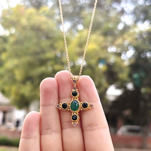 Collar con colgante de cruz gótica de ónix verde, circonita cúbica negra y circonita cúbica amatista, chapado en oro de 18k sobre latón, estilo vintage, para mujer. - Product Image 2