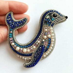 Broche de Lujo Hecho a Mano con Cuentas Bordadas, Accesorio Decorativo para Mujeres y Niñas - Product Image 1