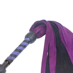 Flogger de Cuero Genuino Hecho a Mano con Mango Grueso y Hebilla de Acero de 3.5cm de Ancho, Acabado Liso, Impresión por Transferencia de Calor - Product Image 5
