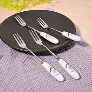 Fourchettes à dessert en céramique motif marguerites écologiques (lot de 4) – Ustensiles métalliques jetables mignons pour la maison - Product Image 5