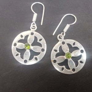 Pendientes de Plata Alemana con Peridoto Verde en Engaste de Bisel, Venta al por Mayor, Joyería Femenina de Alta Calidad, ¡Oferta Caliente! - Product Image 1