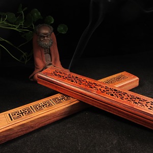 Quemador de incienso clásico de madera pulida diseñado para rituales de fragancia tradicionales y un ambiente doméstico tranquilo. - Product Image 5