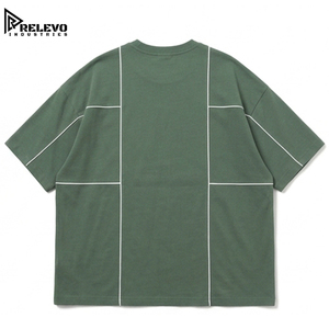 เสื้อยืดคอกลมโอเวอร์ไซส์สไตล์สตรีทแวร์สำหรับผู้ชายคุณภาพสูง ดีไซน์สีเขียวเซจแบบต่อผ้า พร้อมรายละเอียดขอบตัดสีตัดกัน - Product Image 2