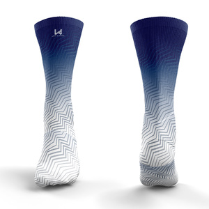 Chaussettes de sport personnalisées à motif géométrique, dégradé bleu et blanc, imprimées, respirantes, en spandex et polyester, pour adultes et jeunes - Product Image 3