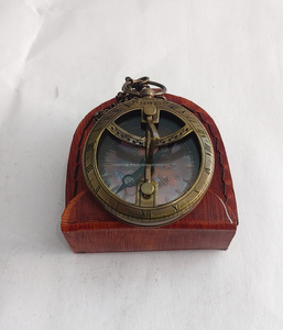 เข็มทิศทองเหลืองแบบพกพาพร้อมโซ่  แบบโบราณ  สำหรับการเดินเรือ  หน้าปัดแบบโรมัน - Product Image 2